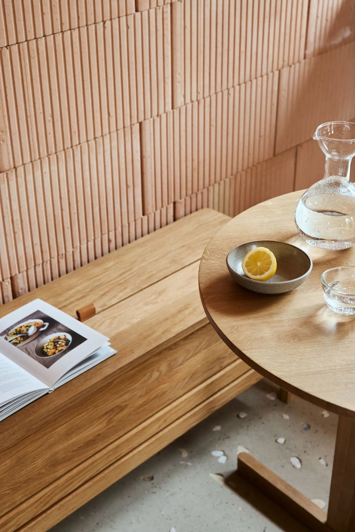 Form & Refine Trefoil pöytä Ø75 tammi Form & Refine