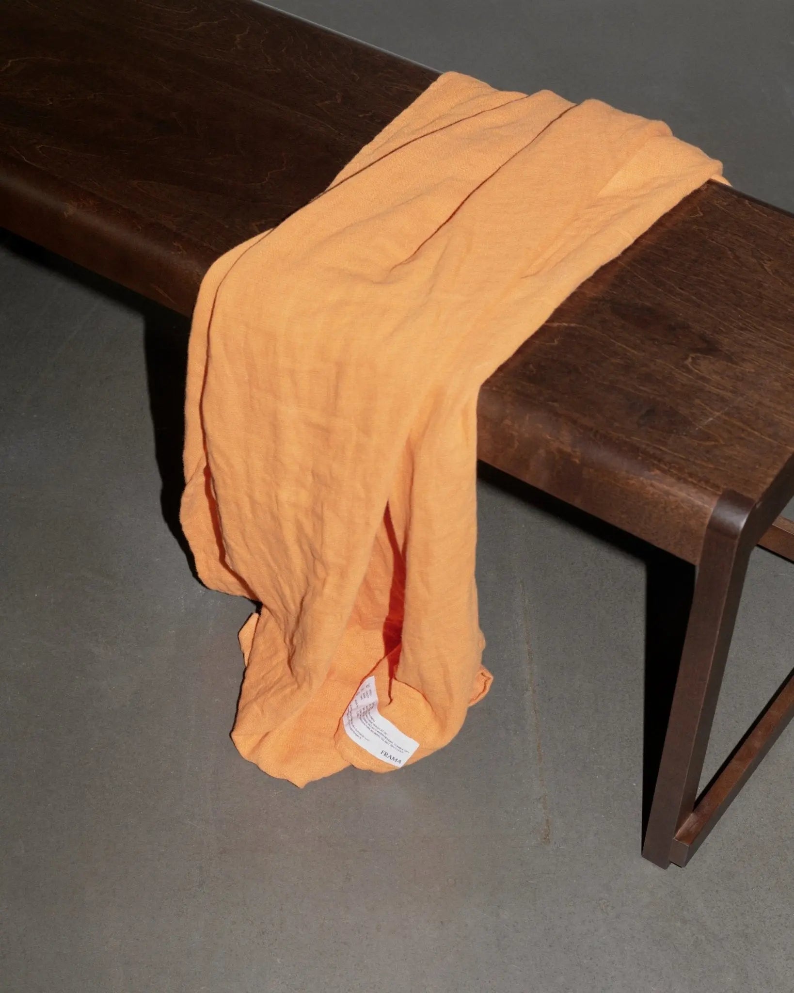 Frama 01 penkki tumma koivu - Laatukaluste