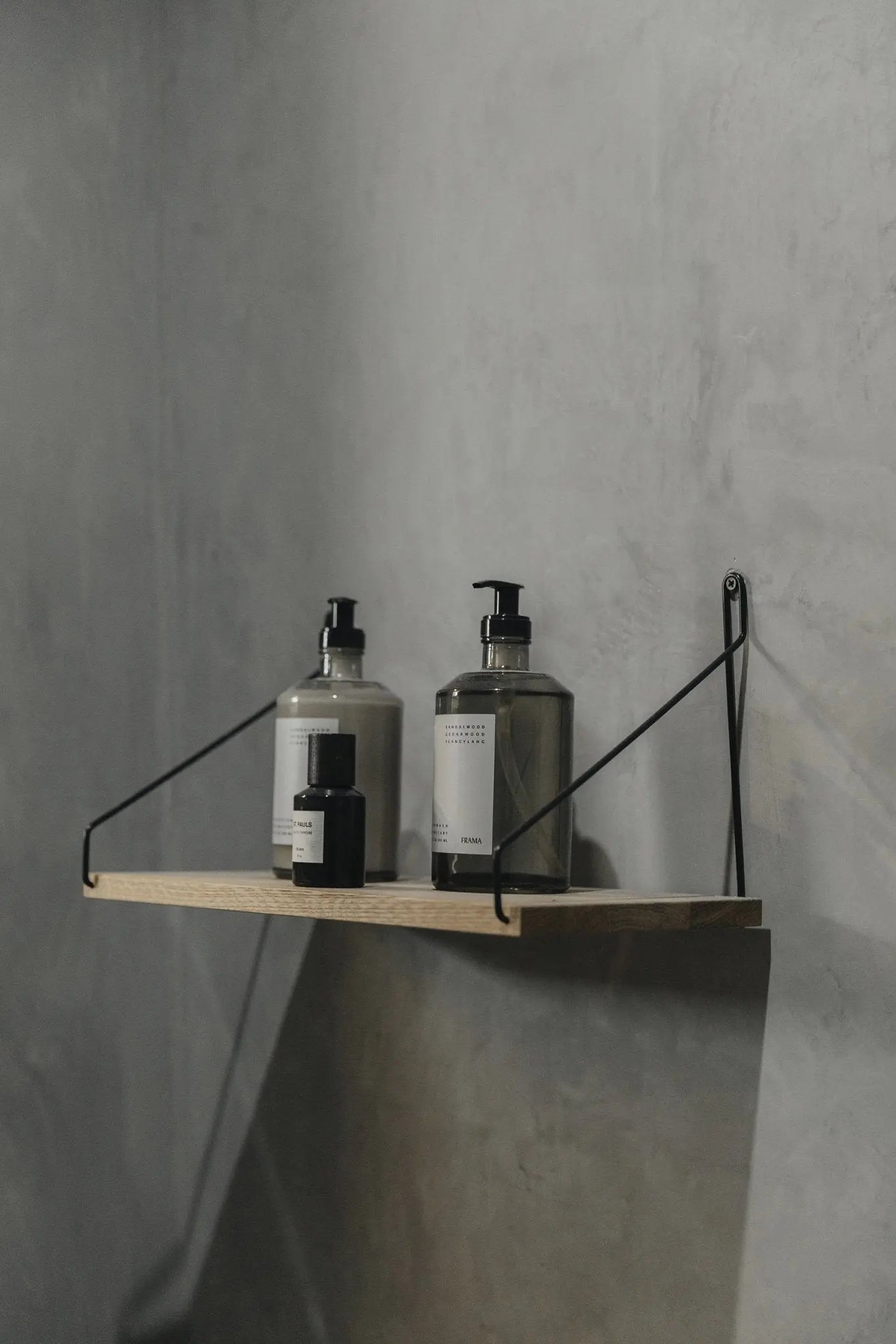 Frama seinähylly 40x27 tammi/musta - Laatukaluste