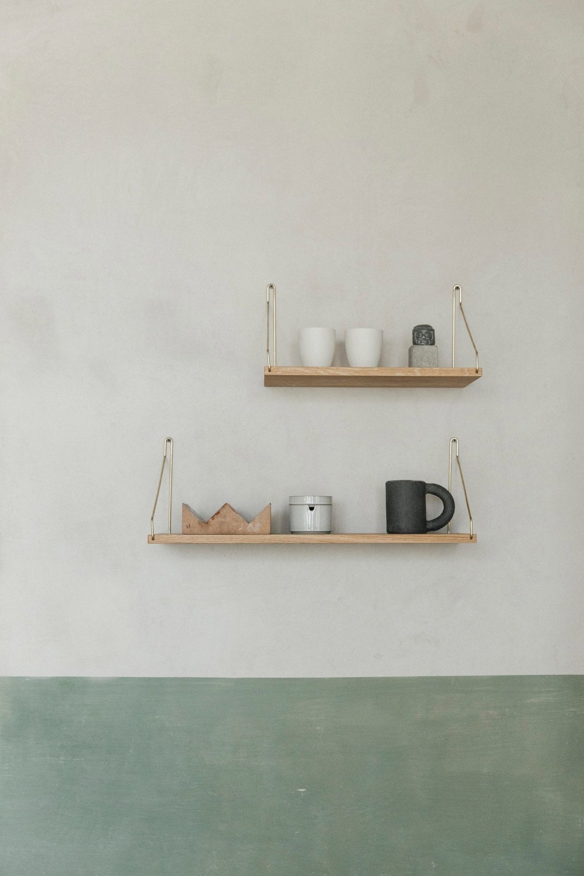 Frama seinähylly 60x20 tammi/messinki - Laatukaluste