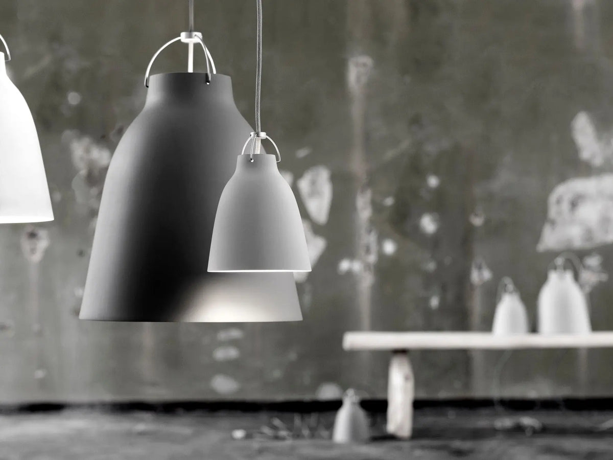 Fritz Hansen Caravaggio P1 valaisin tummanharmaa Fritz Hansen