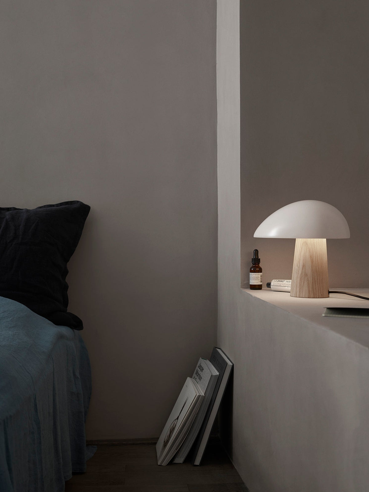 Fritz Hansen Night Owl pöytävalaisin saarni Smokey white - Laatukaluste