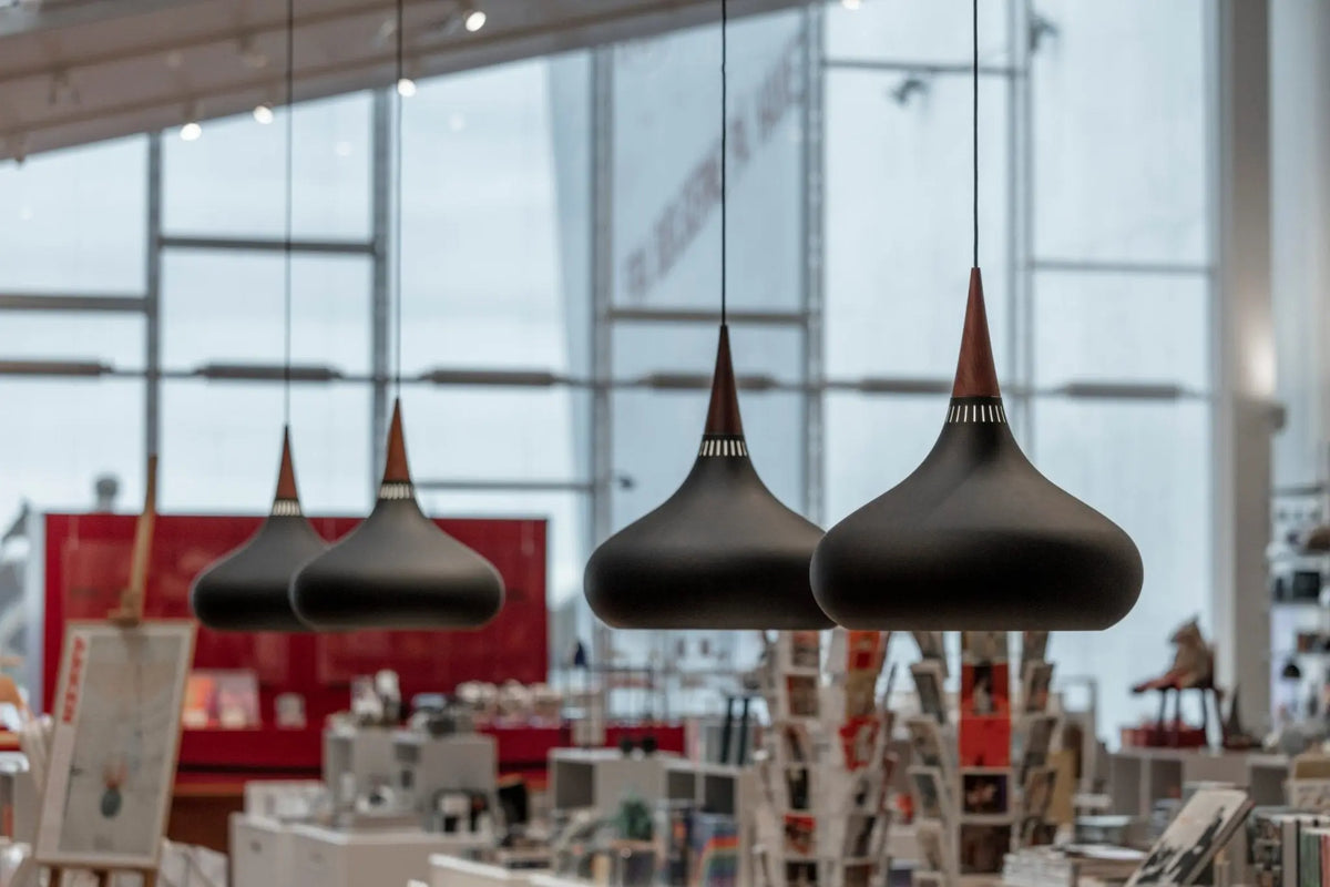 Fritz Hansen Orient P1 valaisin musta - Laatukaluste