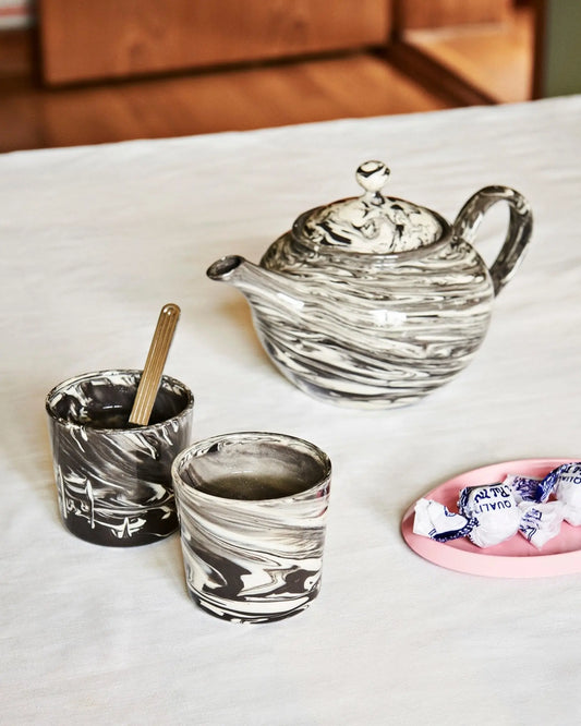 HAY Marbled teekannu musta - Laatukaluste