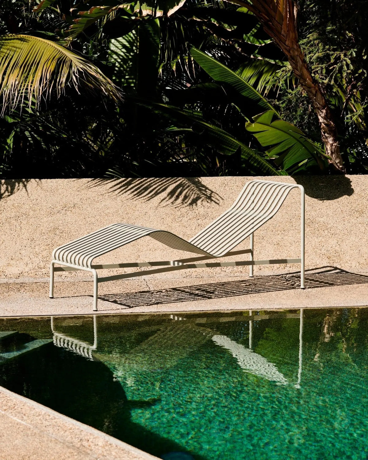 HAY Palissade aurinkotuoli vaaleanharmaa - Laatukaluste