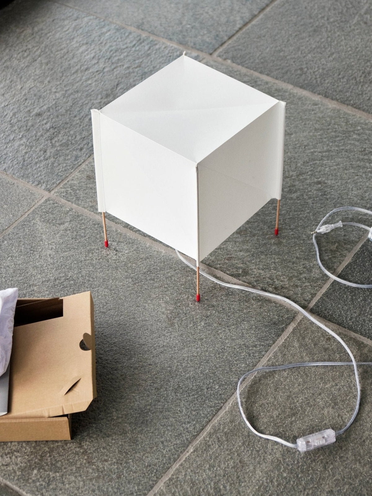 HAY Paper Cube pöytävalaisin - Laatukaluste