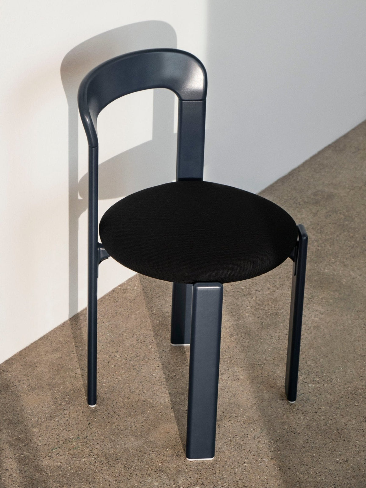 HAY Rey tuoli tummansininen/musta - Laatukaluste