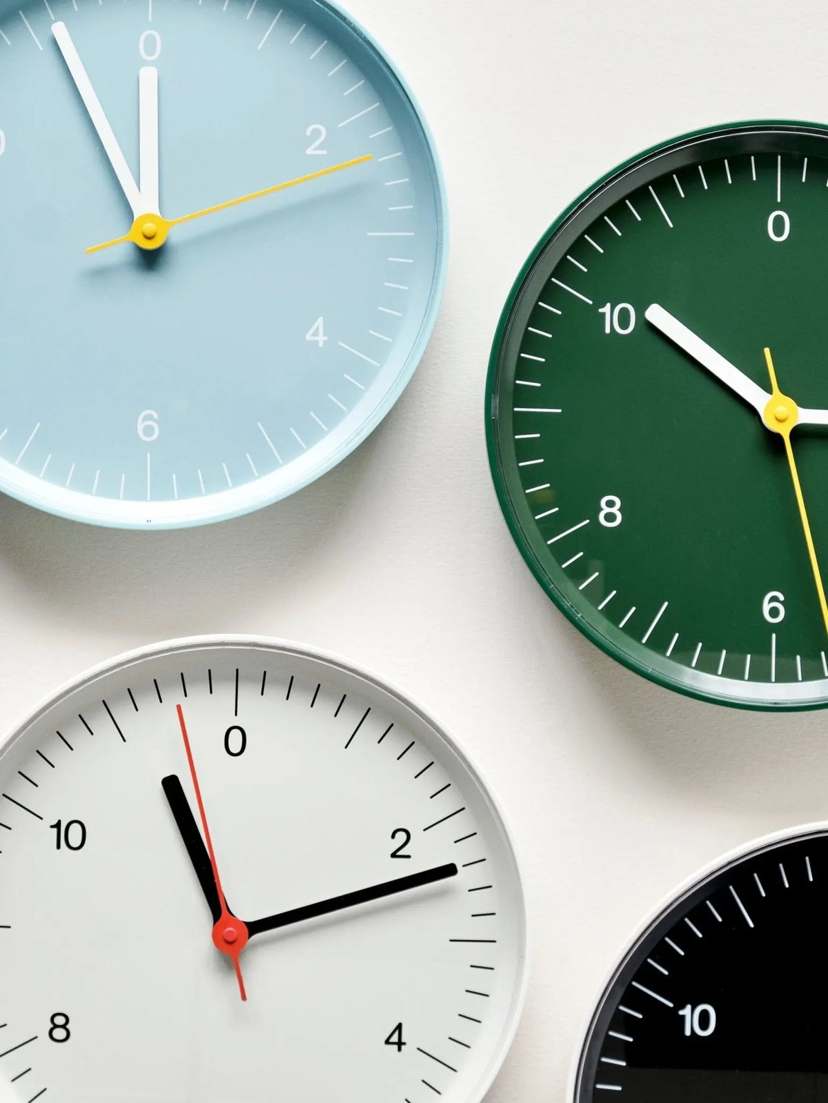 HAY Seinäkello sininen - Laatukaluste