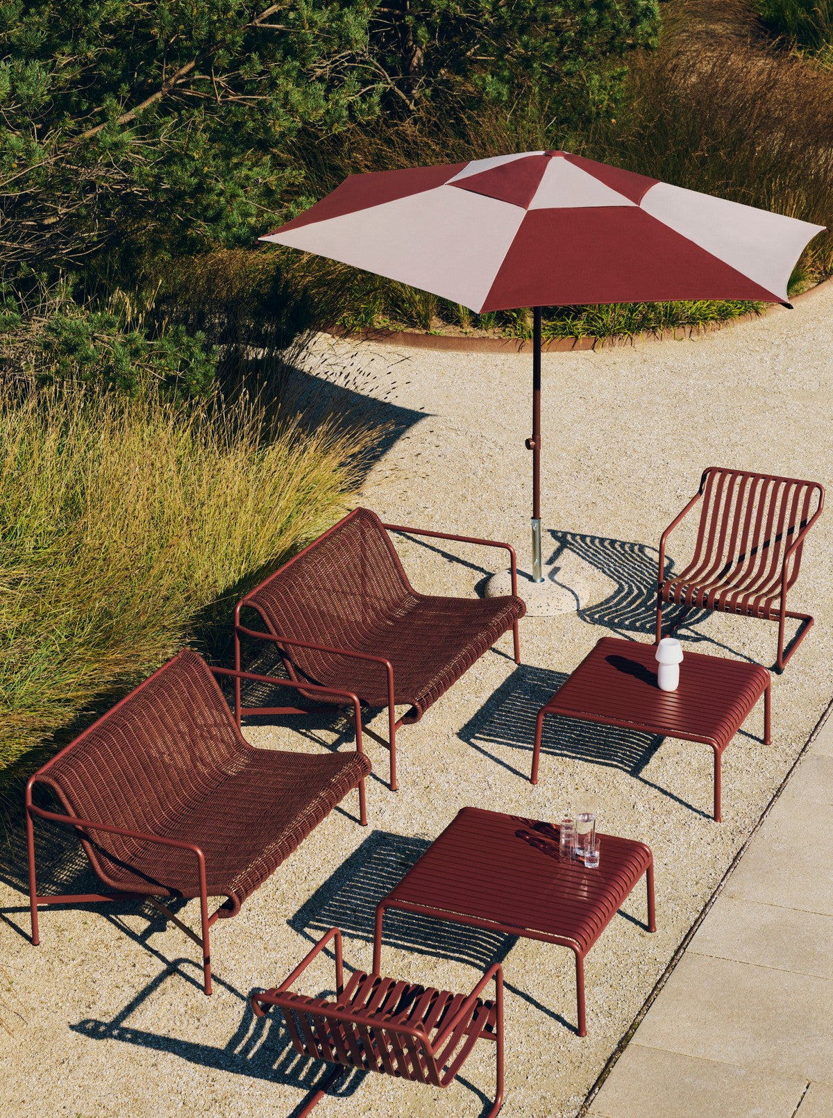 HAY Terrazza Hexagon aurinkovarjo luonnonvalkoinen-burgundi HAY