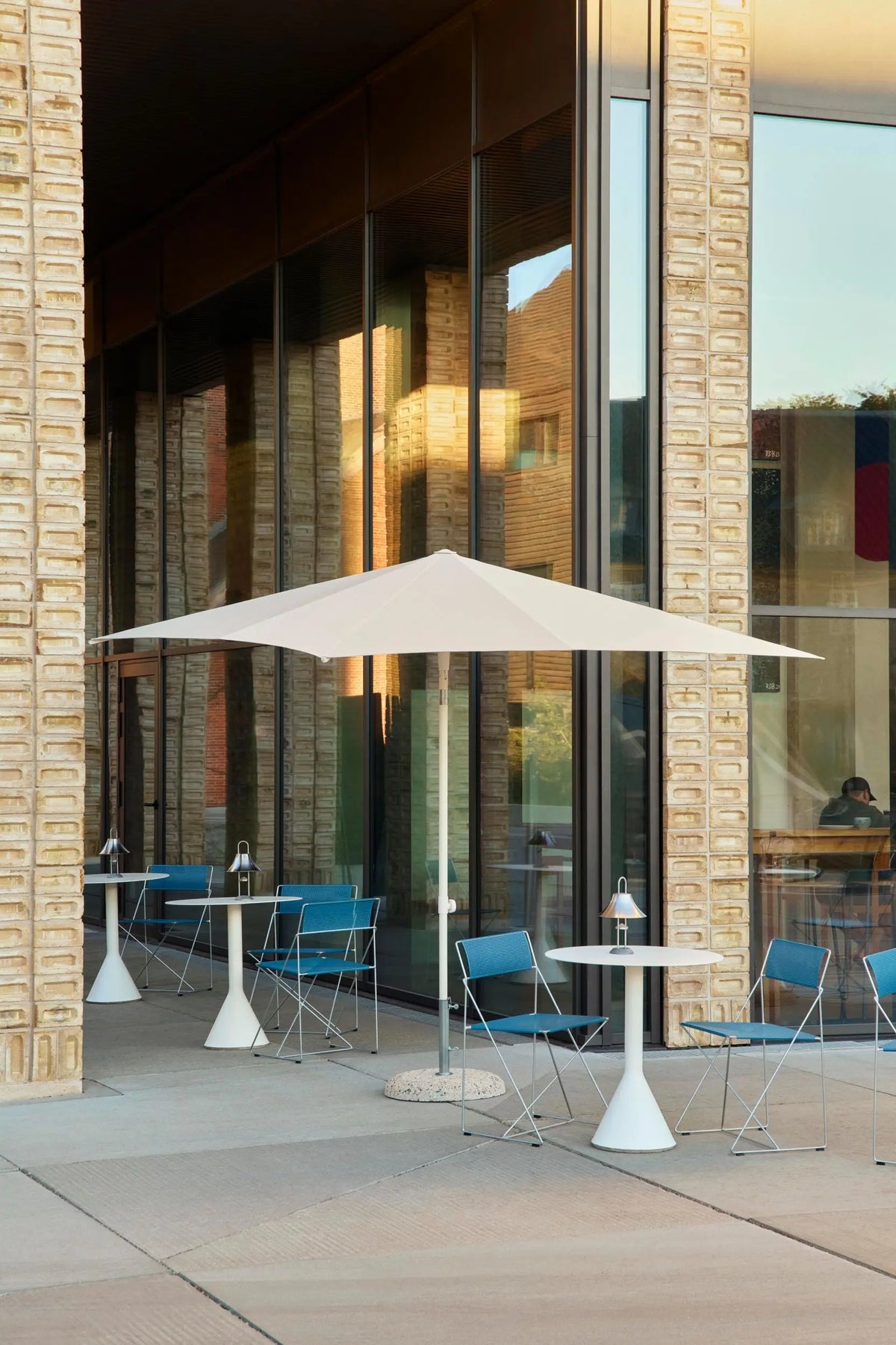 HAY Terrazza Hexagon aurinkovarjo luonnonvalkoinen/harmaa HAY