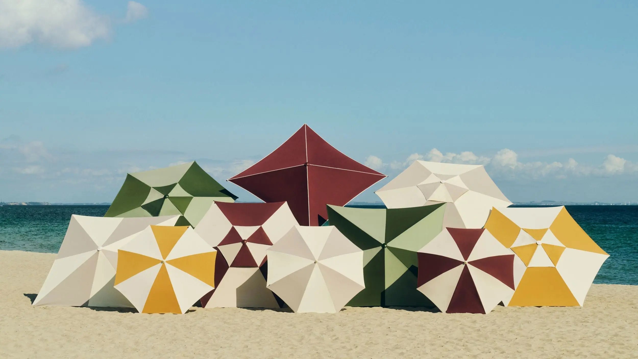 HAY Terrazza Hexagon aurinkovarjo vihreä-tummanvihreä HAY