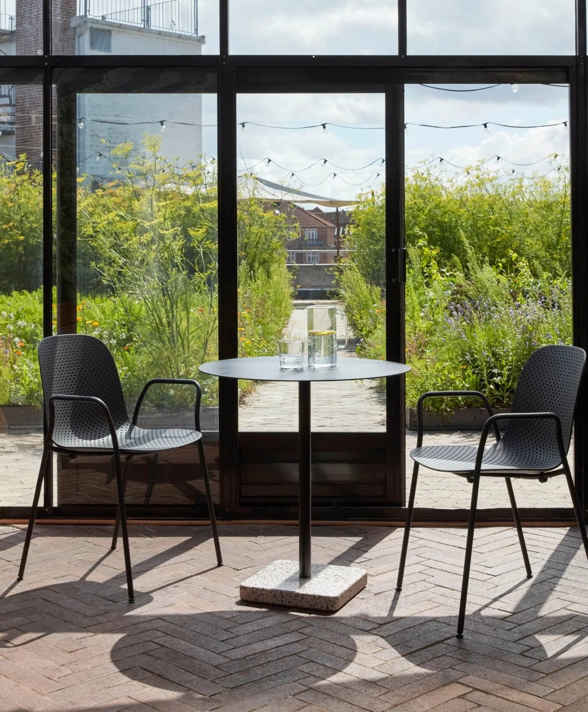 HAY Terrazzo pyöreä pöytä harmaa/antrasiitti - Laatukaluste