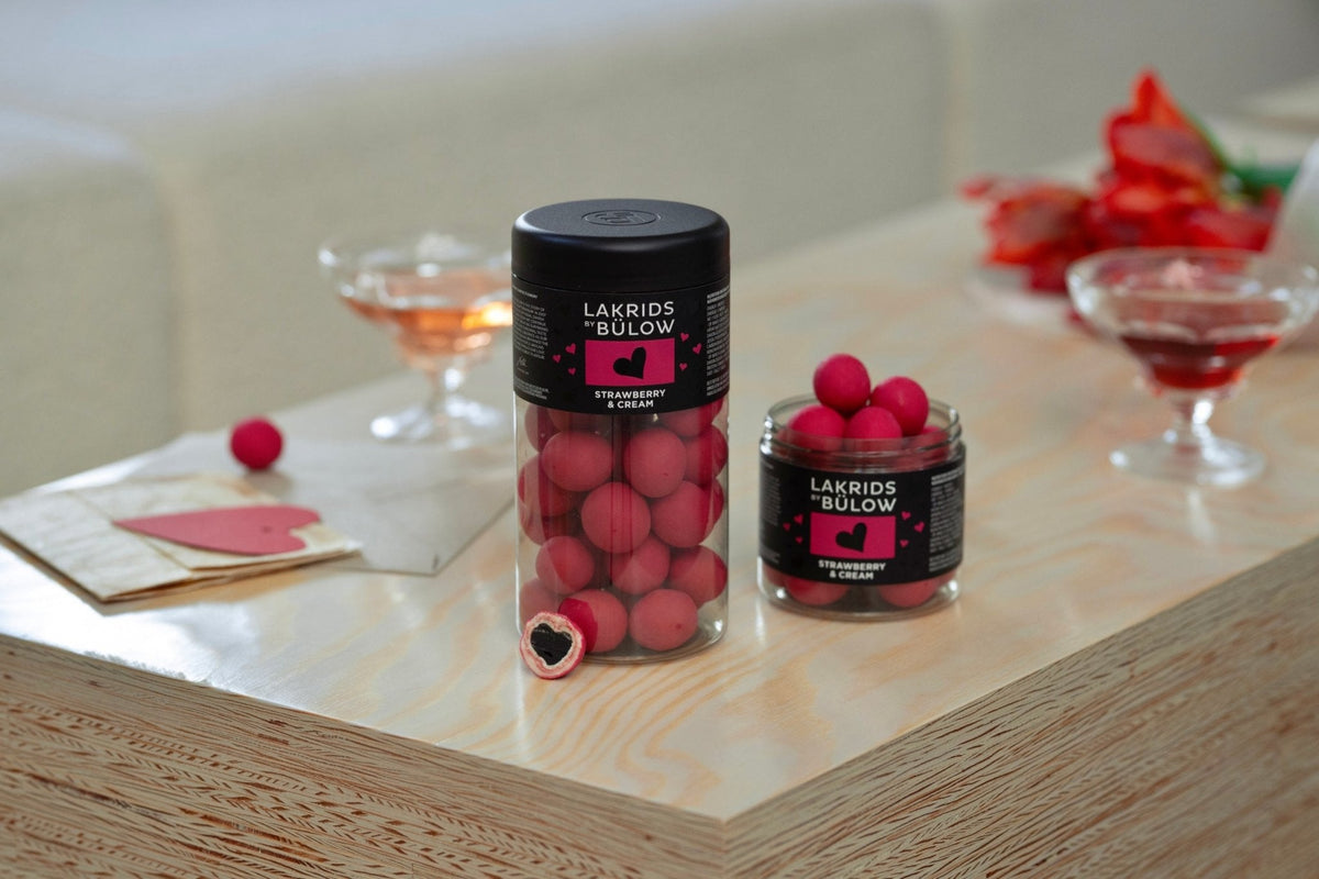 Lakrids by Bülow LOVE - Strawberry &amp; Cream lakritsipurkki keskikoko - Laatukaluste