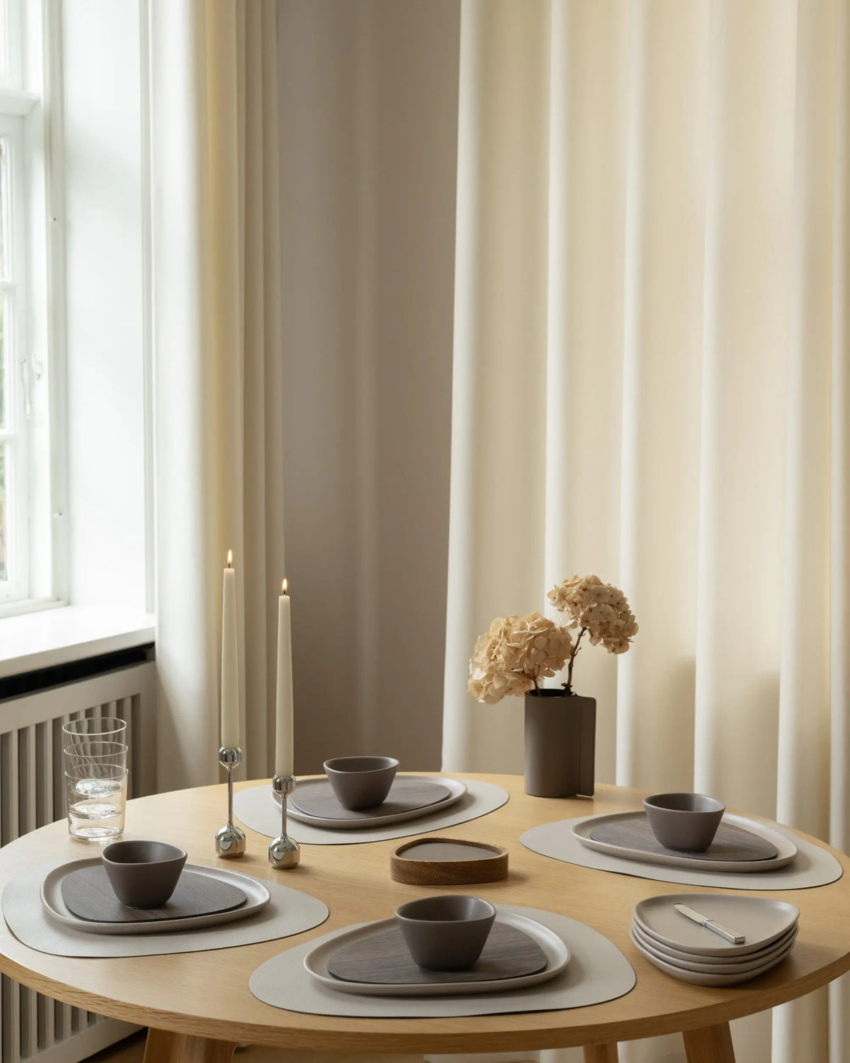 Lind DNA Curve L pöytätabletti osterinvalkoinen Lind DNA