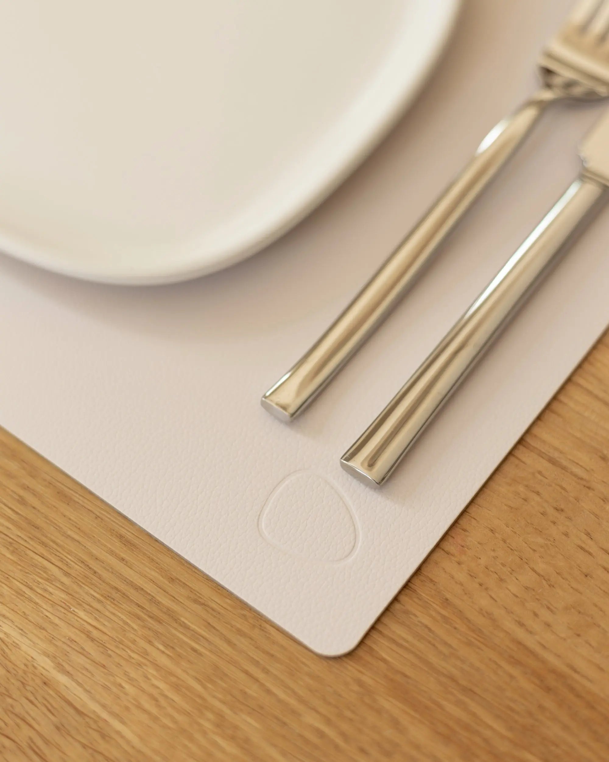 Lind DNA Square L pöytätabletti osterinvalkoinen Lind DNA