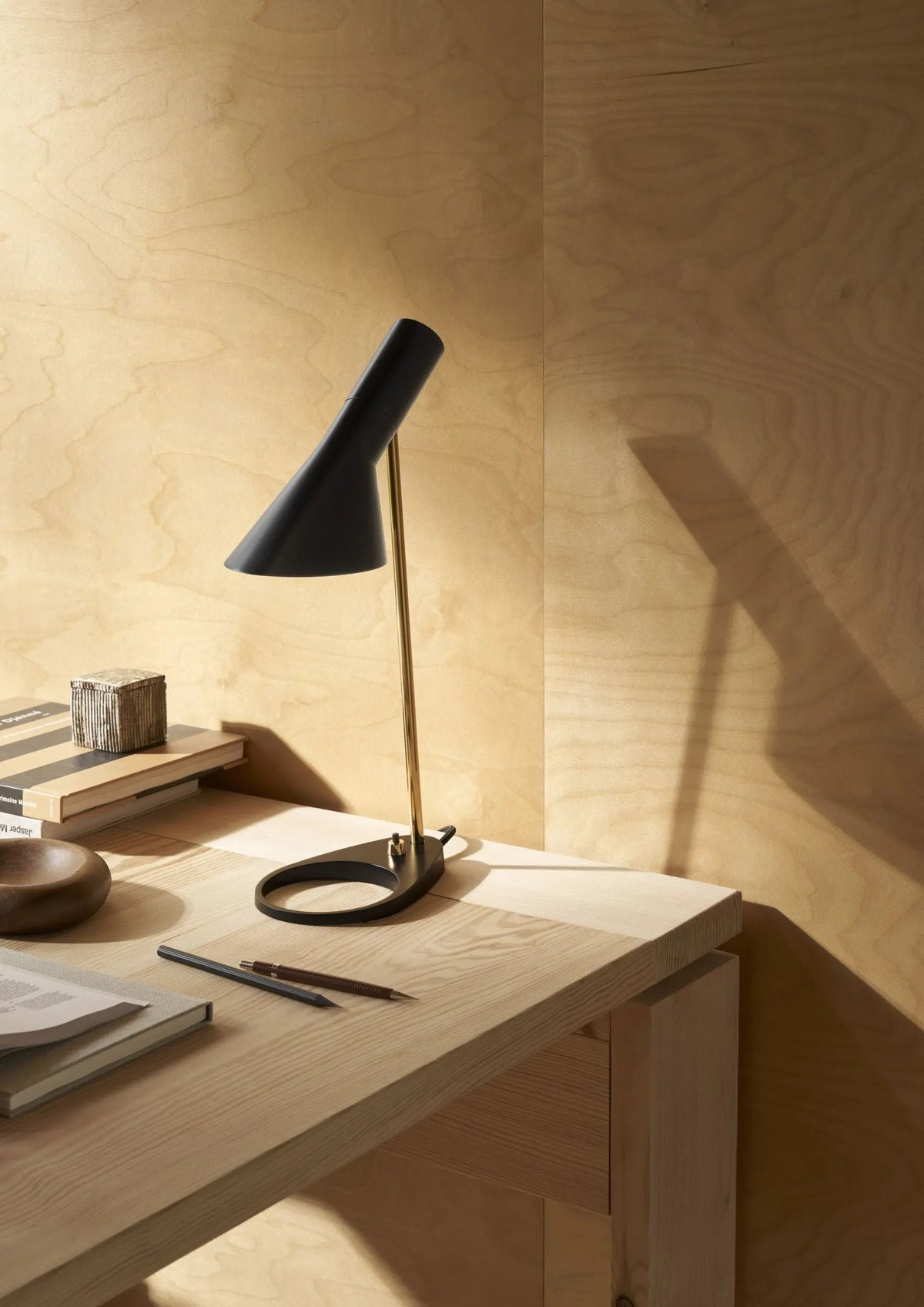 Louis Poulsen AJ Mini pöytävalaisin musta/messinki Louis Poulsen