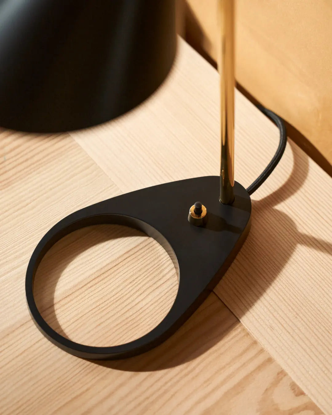 Louis Poulsen AJ Mini pöytävalaisin musta/messinki Louis Poulsen