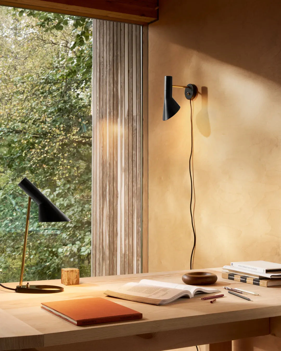 Louis Poulsen AJ Mini pöytävalaisin musta/messinki Louis Poulsen