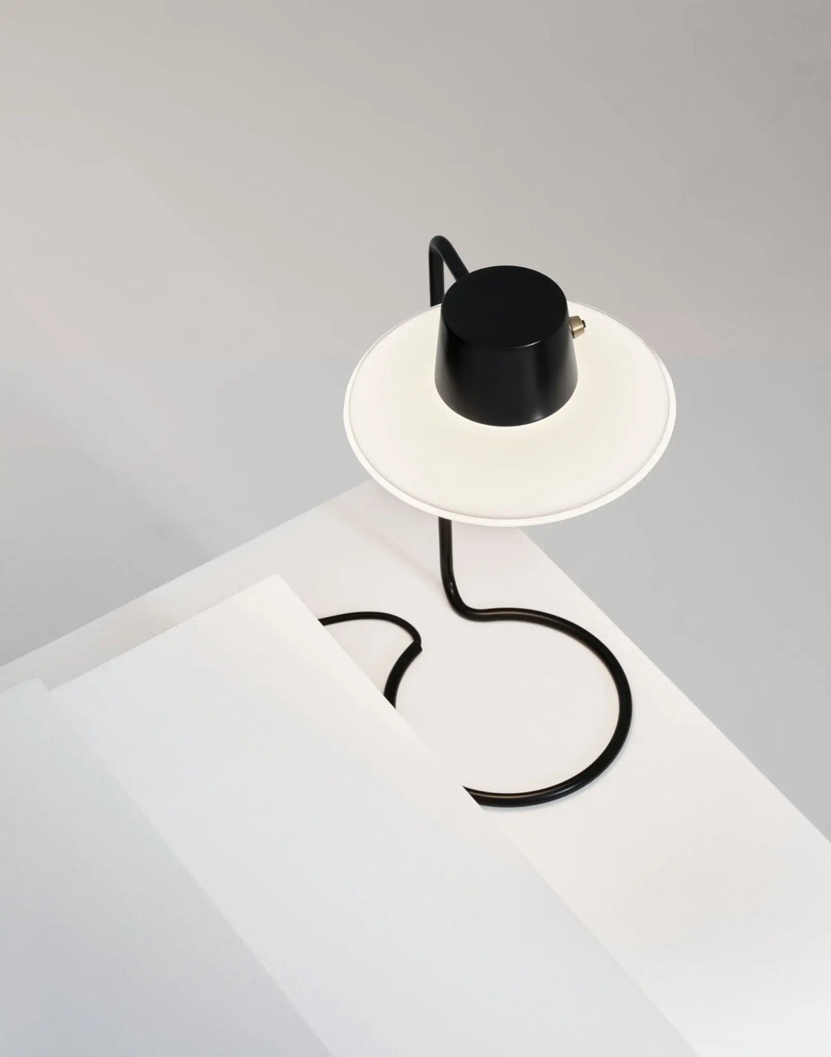 Louis Poulsen AJ Oxford 280 pöytävalaisin opaali - Laatukaluste