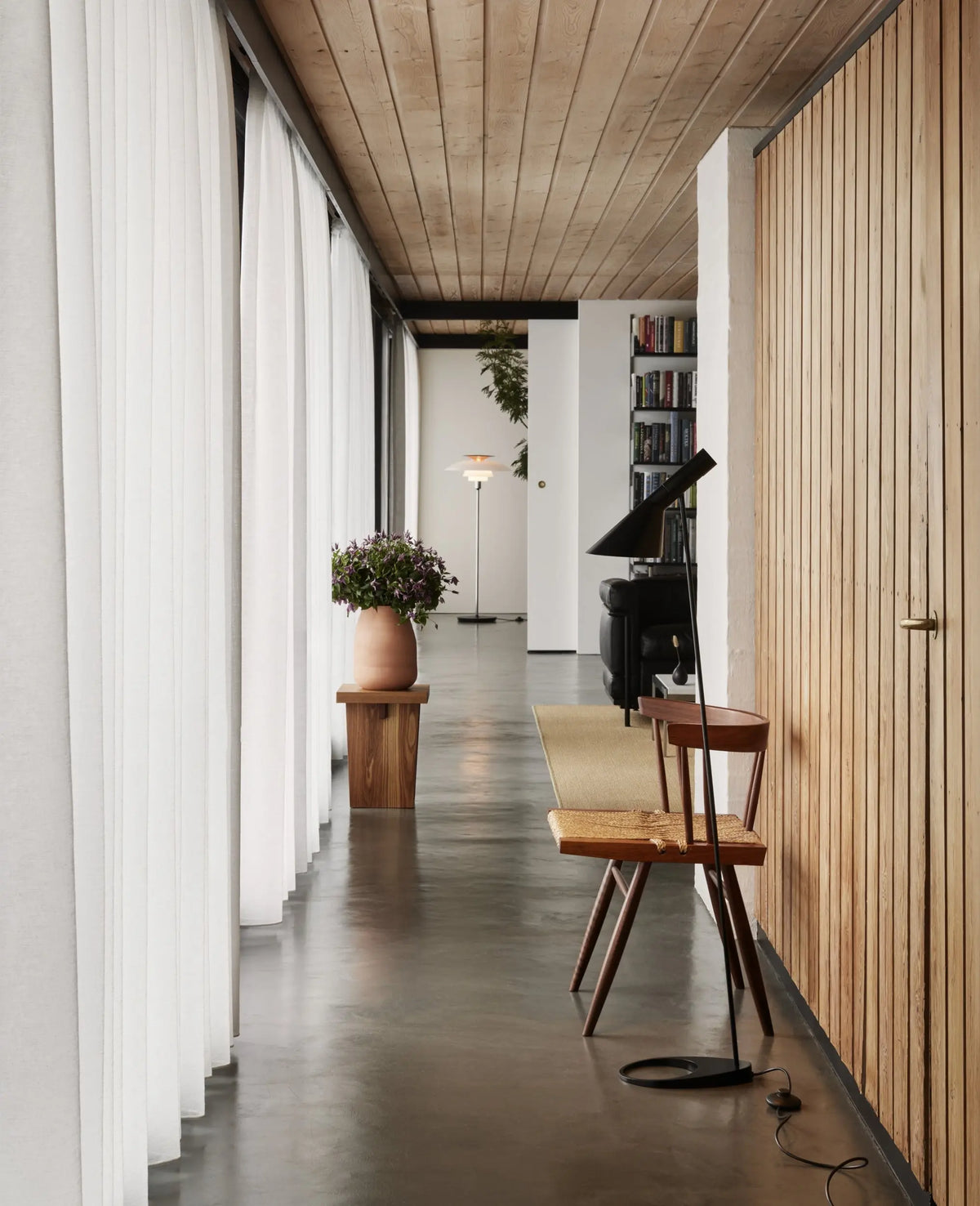 Louis Poulsen AJ lattiavalaisin musta Louis Poulsen