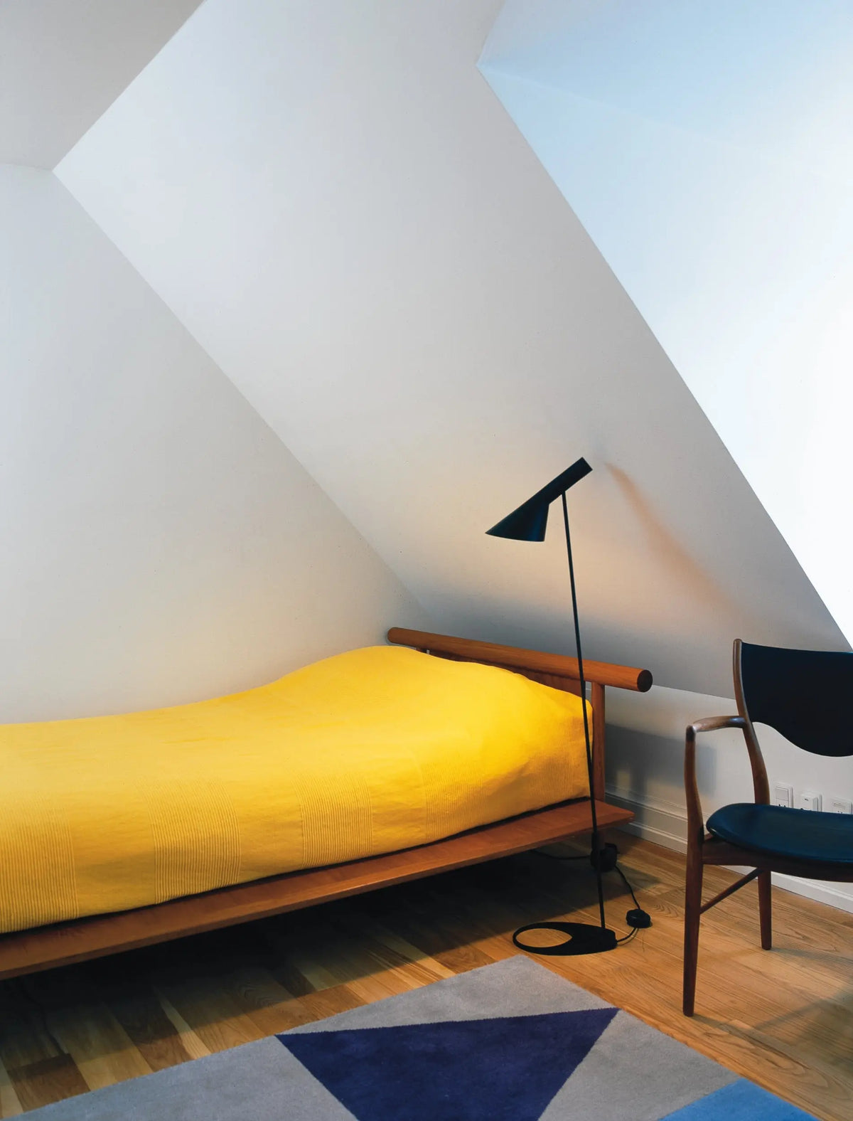 Louis Poulsen AJ lattiavalaisin musta Louis Poulsen