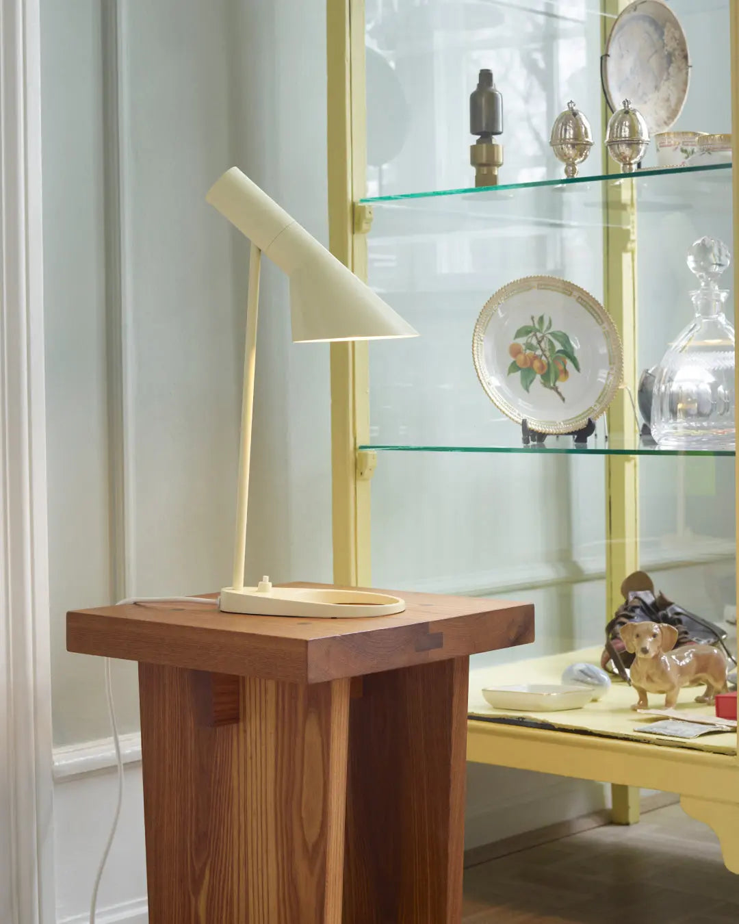 Louis Poulsen AJ pöytävalaisin vaaleankeltainen Louis Poulsen