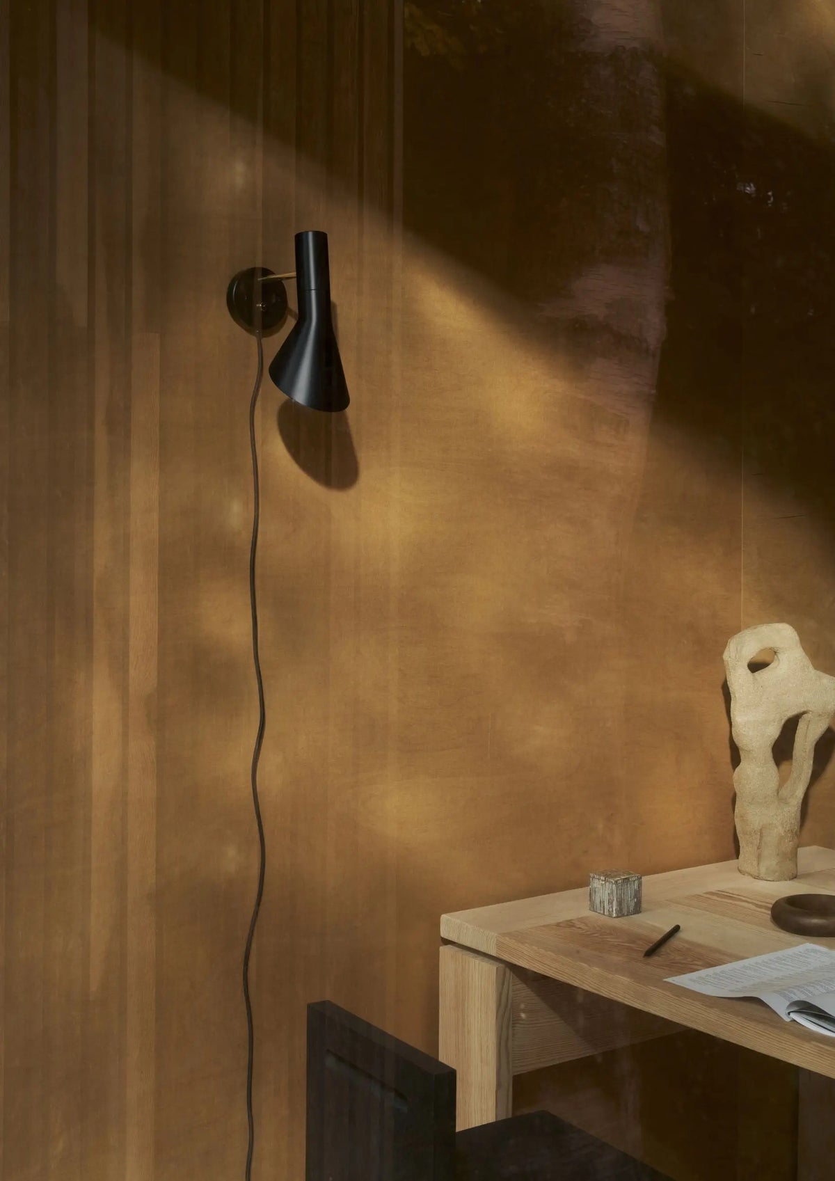 Louis Poulsen AJ seinävalaisin musta/messinki Louis Poulsen