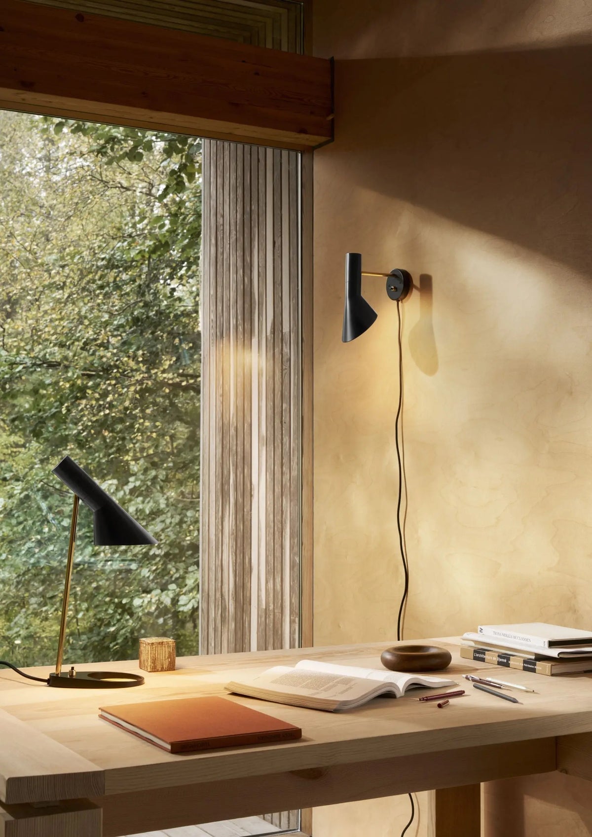 Louis Poulsen AJ seinävalaisin musta/messinki Louis Poulsen