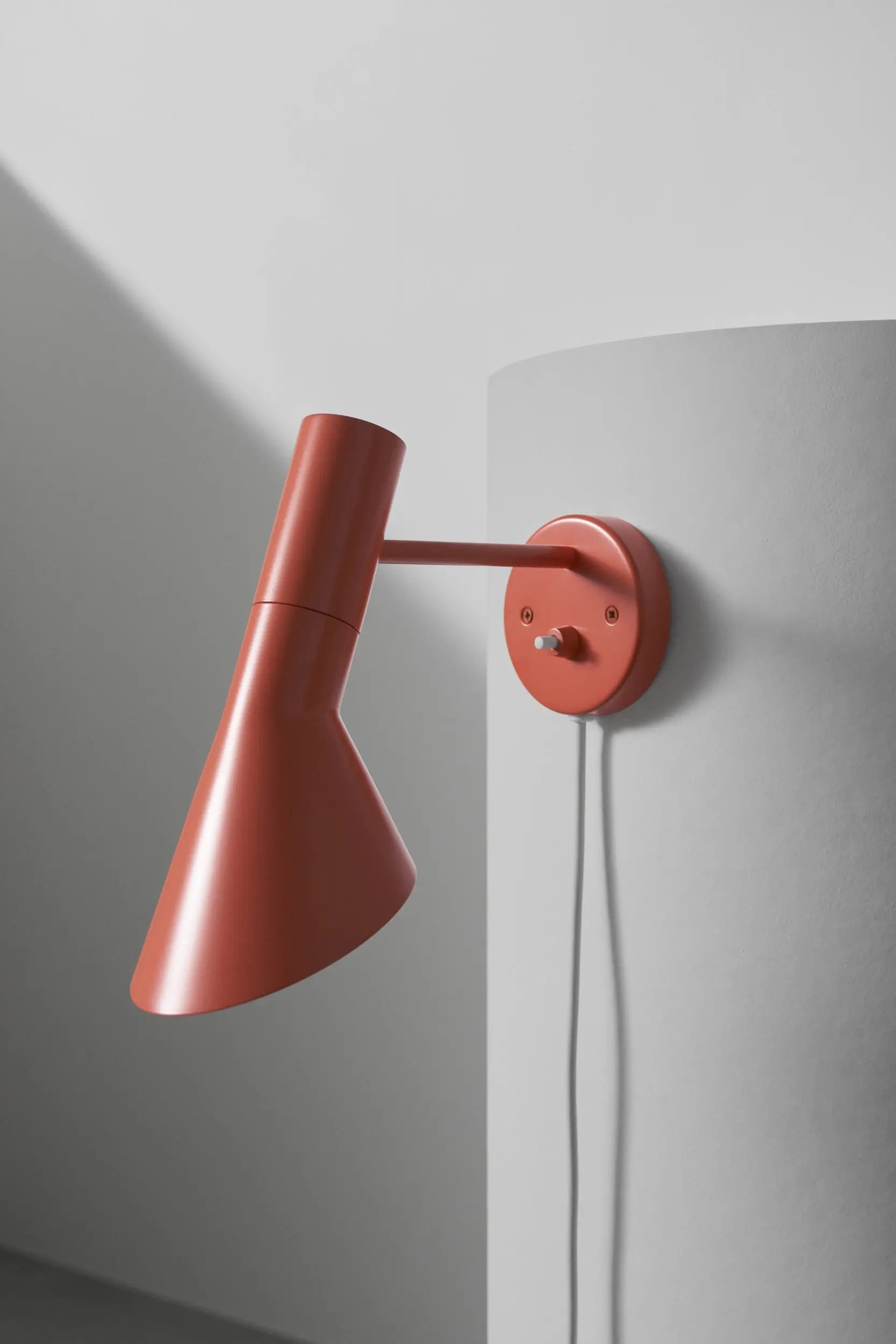 Louis Poulsen AJ seinävalaisin oranssi Louis Poulsen