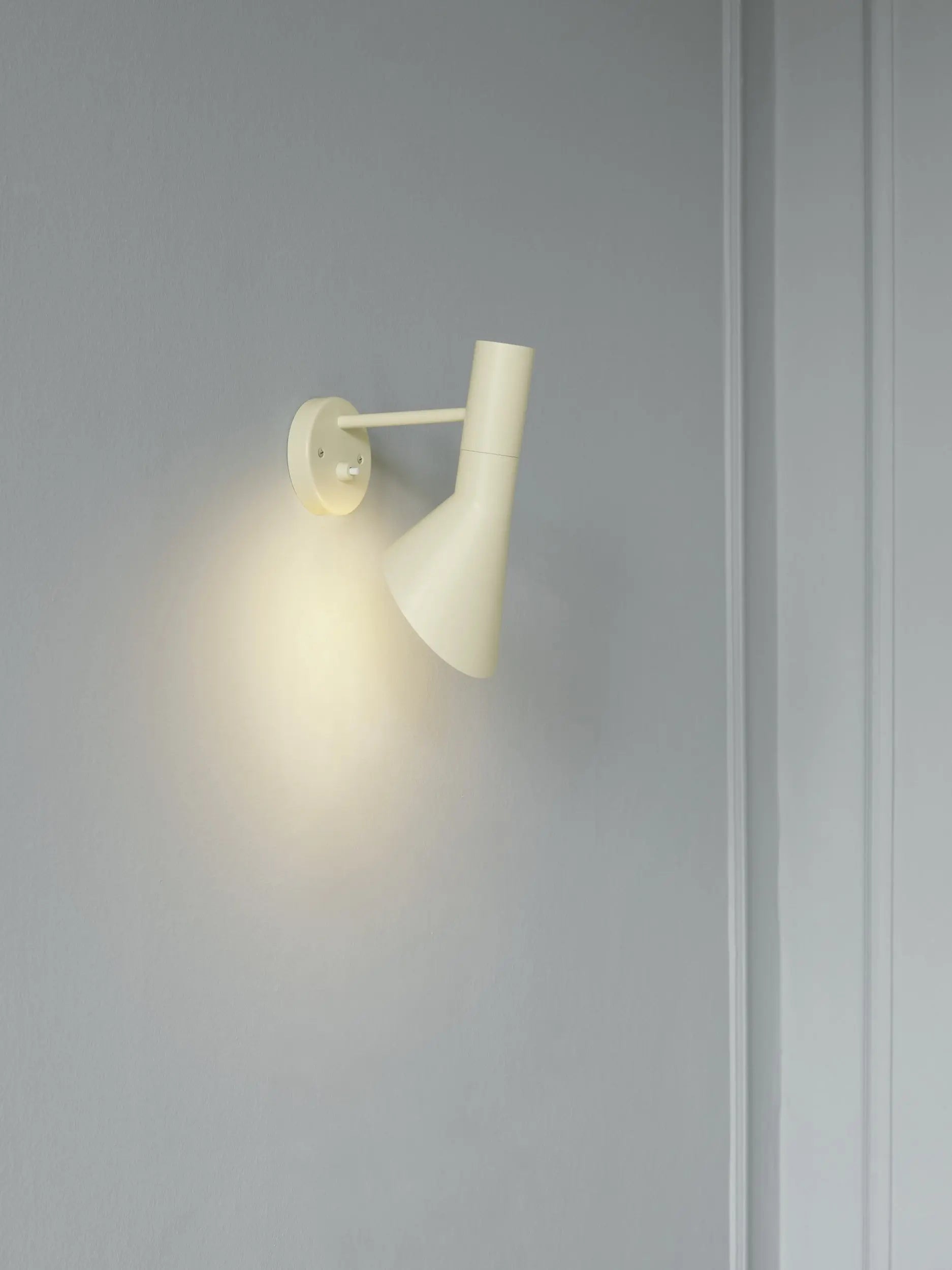 Louis Poulsen AJ seinävalaisin vaaleankeltainen Louis Poulsen