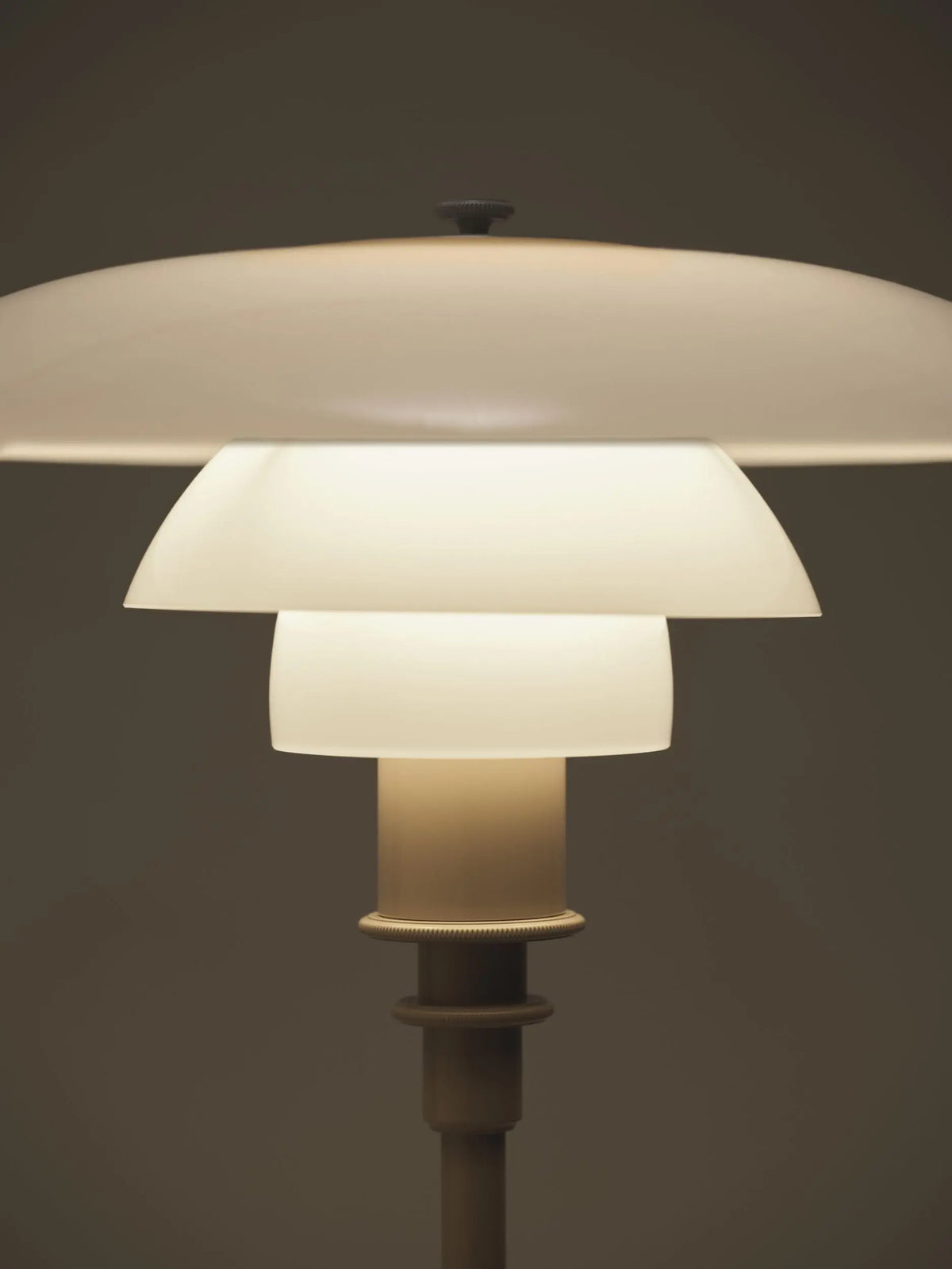 Louis Poulsen PH 3/2 pöytävalaisin beige Louis Poulsen