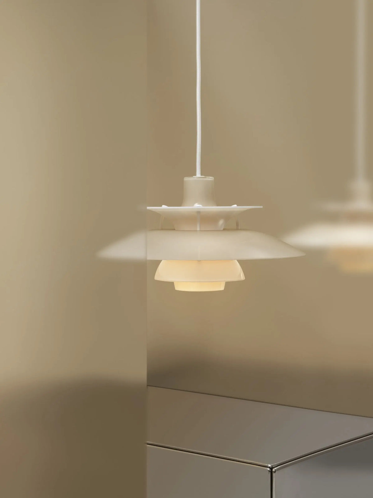 Louis Poulsen PH 5 320 Opal riippuvalaisin beige Louis Poulsen