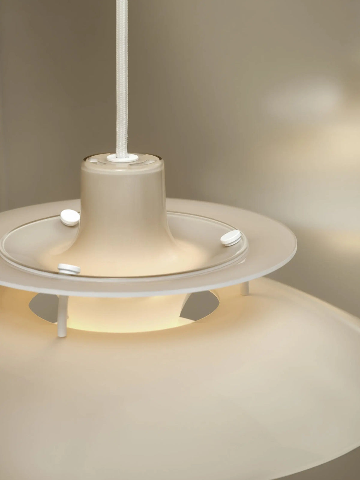 Louis Poulsen PH 5 320 Opal riippuvalaisin beige Louis Poulsen