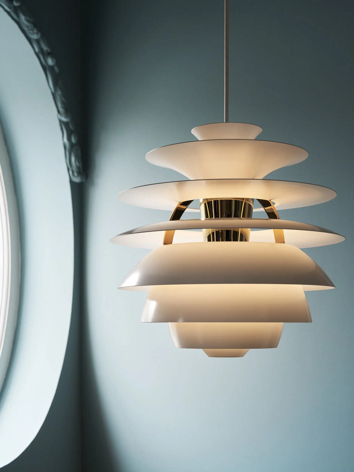 Louis Poulsen PH Snowball riippuvalaisin pehmeä valkoinen/messinki Louis Poulsen