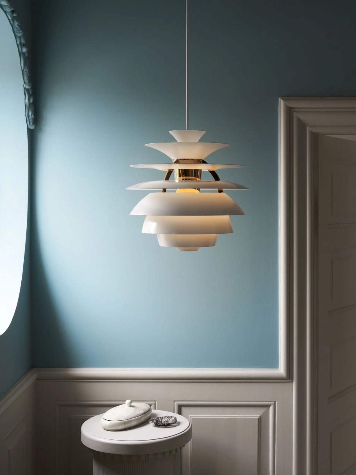 Louis Poulsen PH Snowball riippuvalaisin pehmeä valkoinen/messinki Louis Poulsen