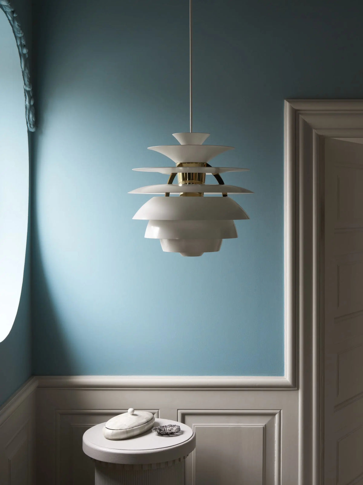 Louis Poulsen PH Snowball riippuvalaisin pehmeä valkoinen/messinki Louis Poulsen