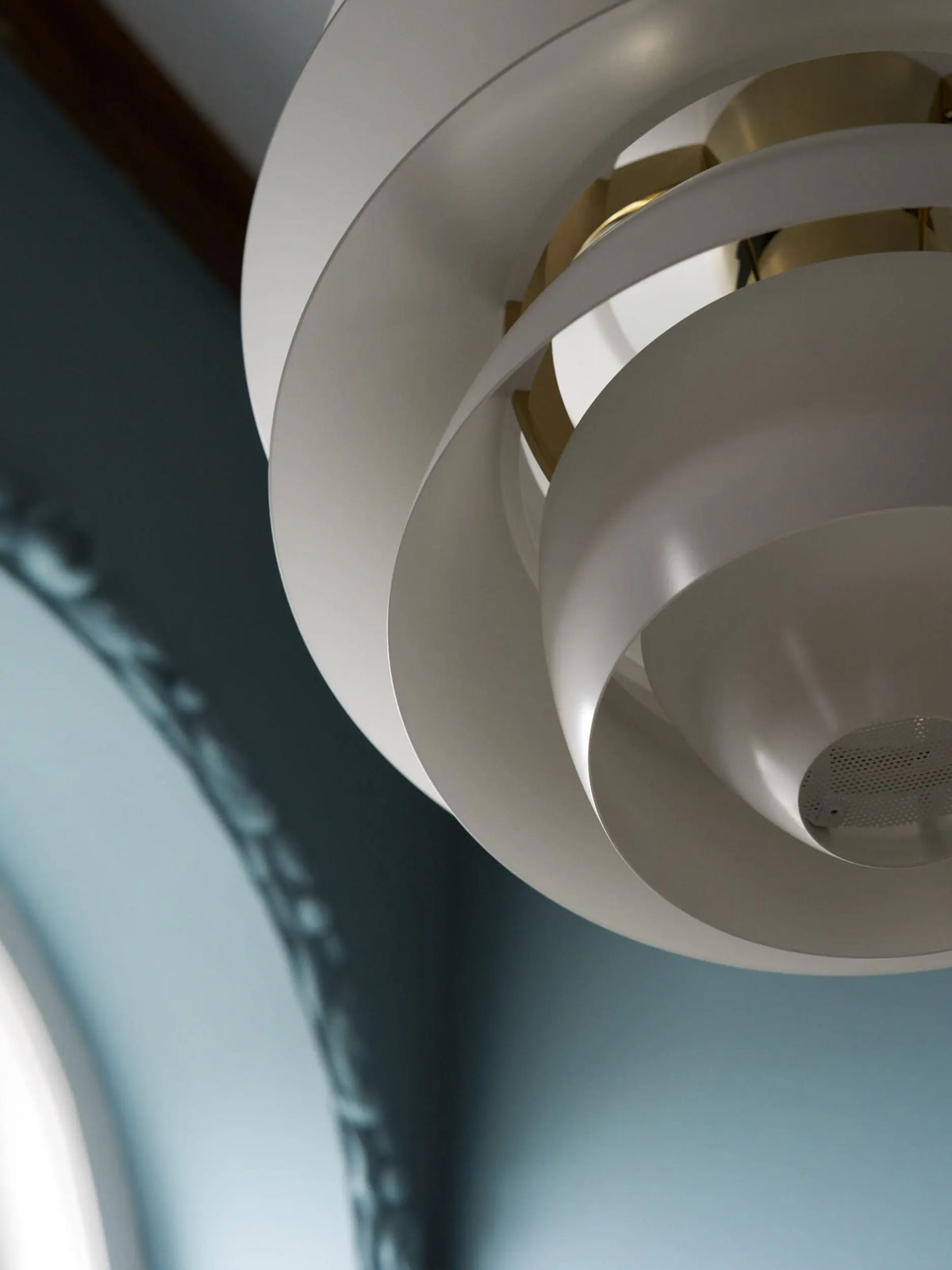 Louis Poulsen PH Snowball riippuvalaisin pehmeä valkoinen/messinki Louis Poulsen