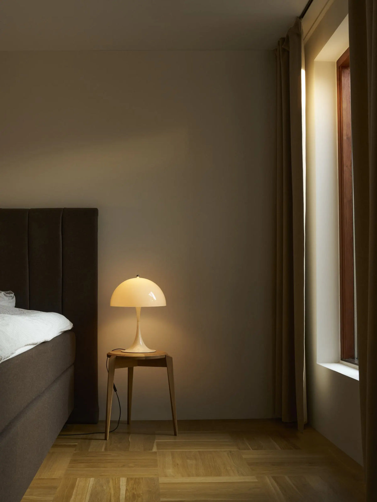 Louis Poulsen Panthella 320 V2 pöytävalaisin beige Louis Poulsen