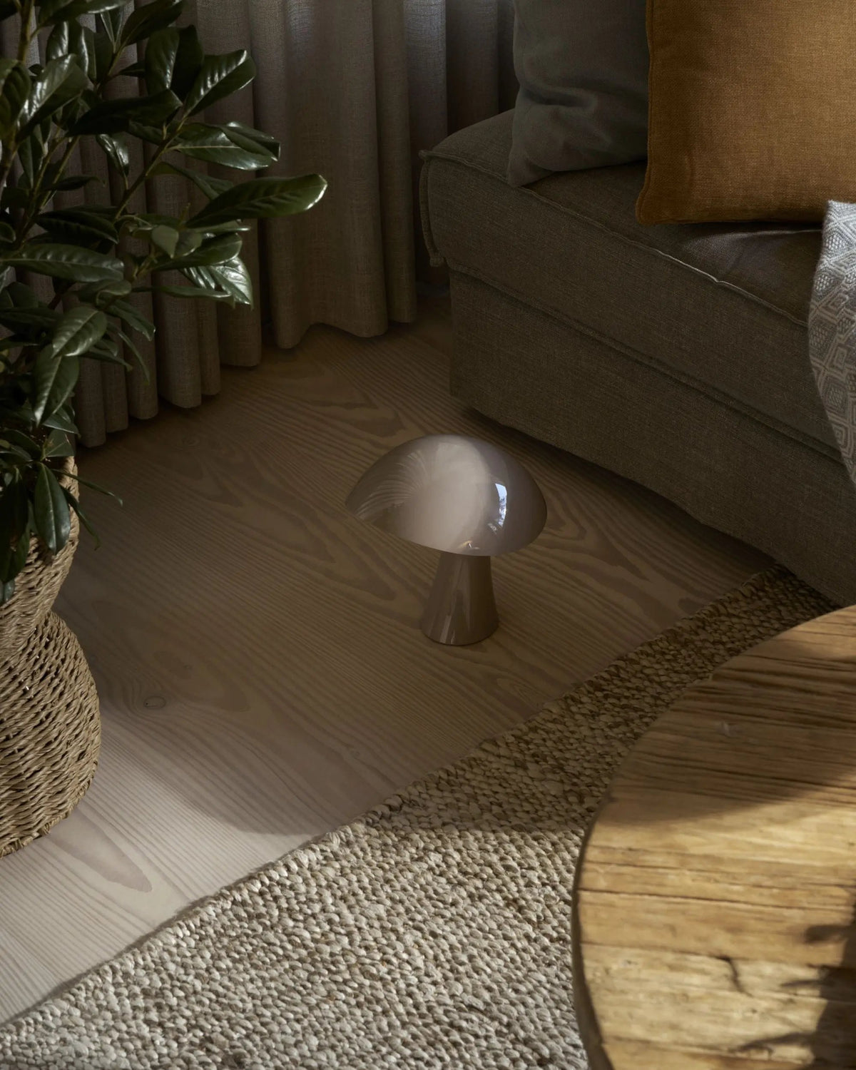 Louis Poulsen Rumee Portable pöytävalaisin harmaa Louis Poulsen