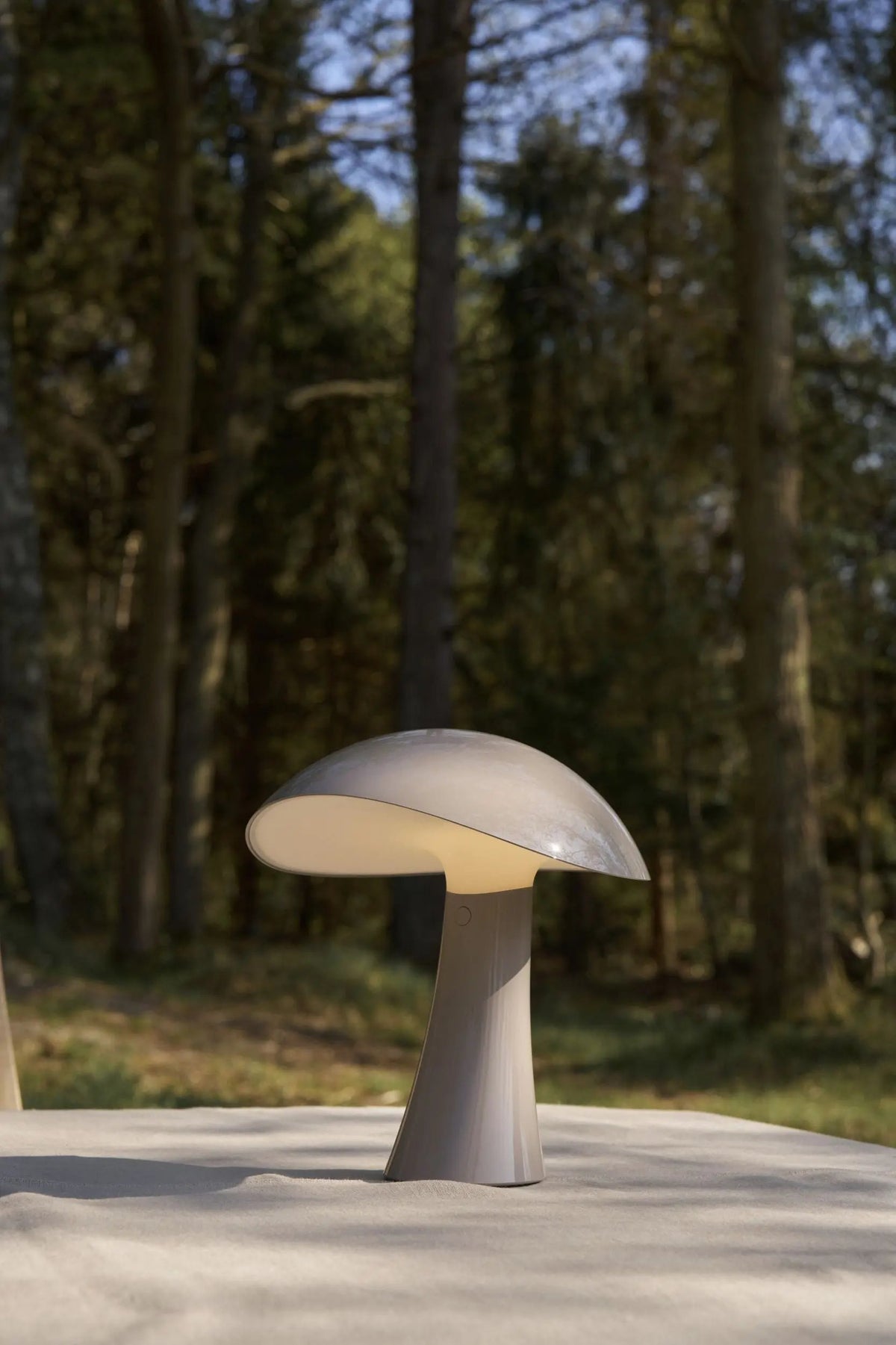 Louis Poulsen Rumee Portable pöytävalaisin harmaa Louis Poulsen