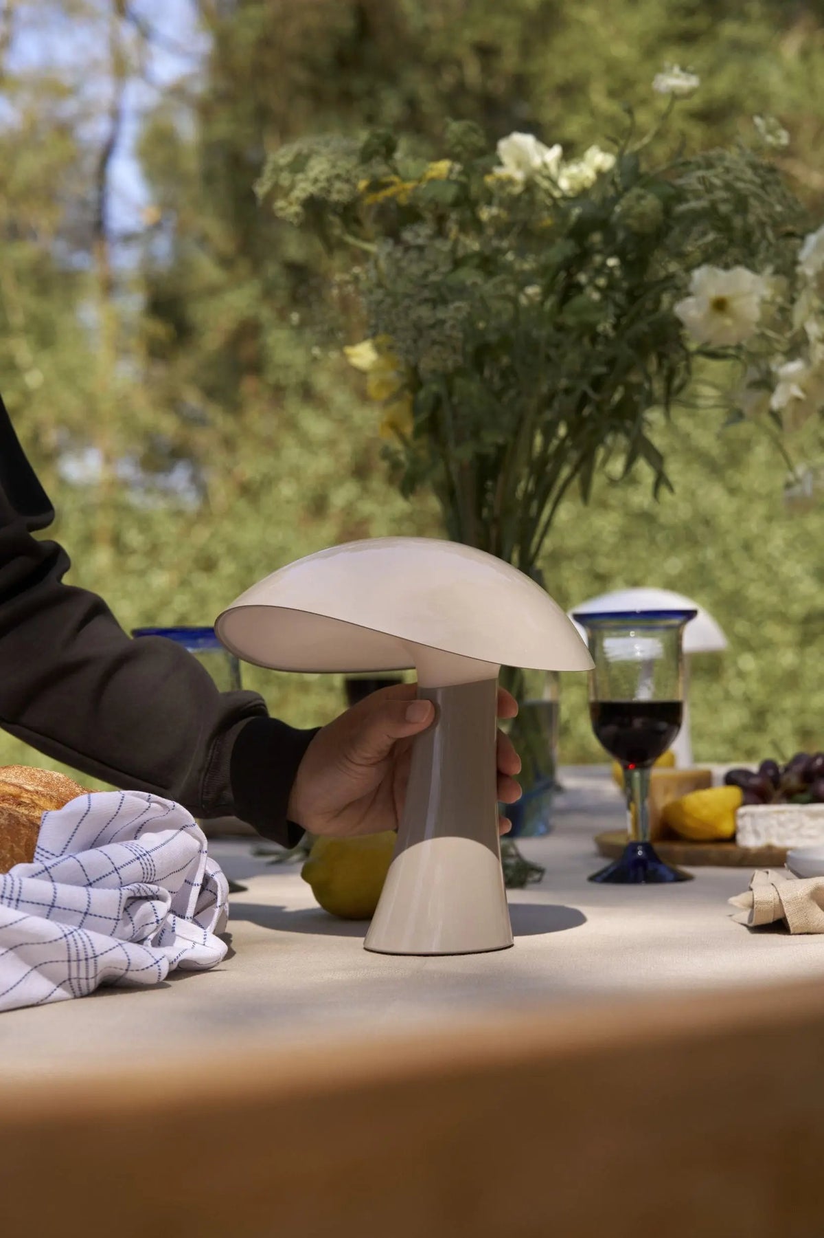 Louis Poulsen Rumee Portable pöytävalaisin harmaa Louis Poulsen