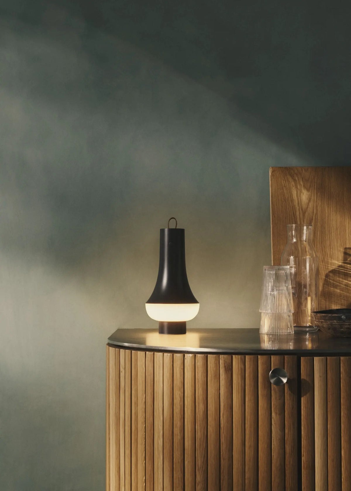 Louis Poulsen Tomoshi Portable pöytävalaisin tummanruskea Louis Poulsen