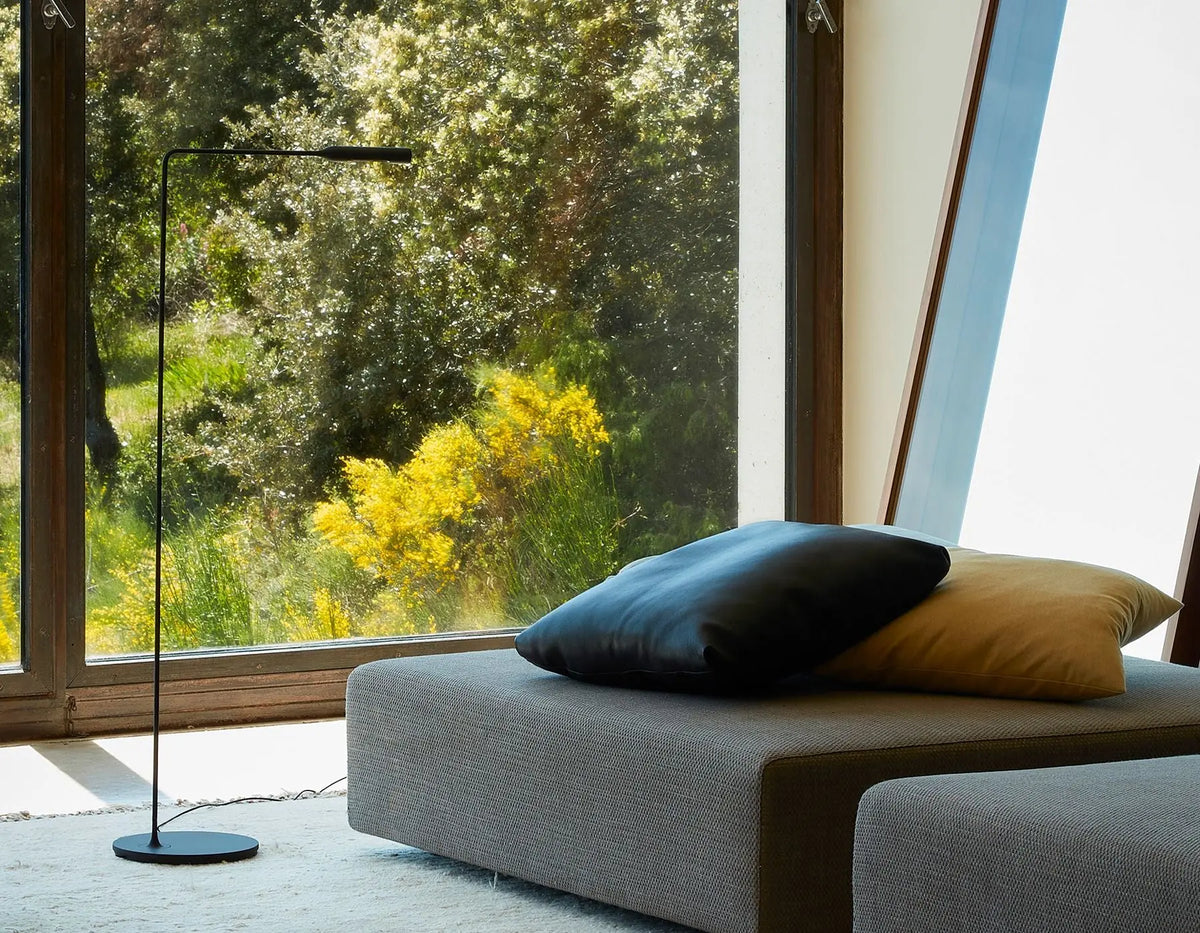 Lumina Flo Floor lattiavalaisin pehmeä musta Lumina
