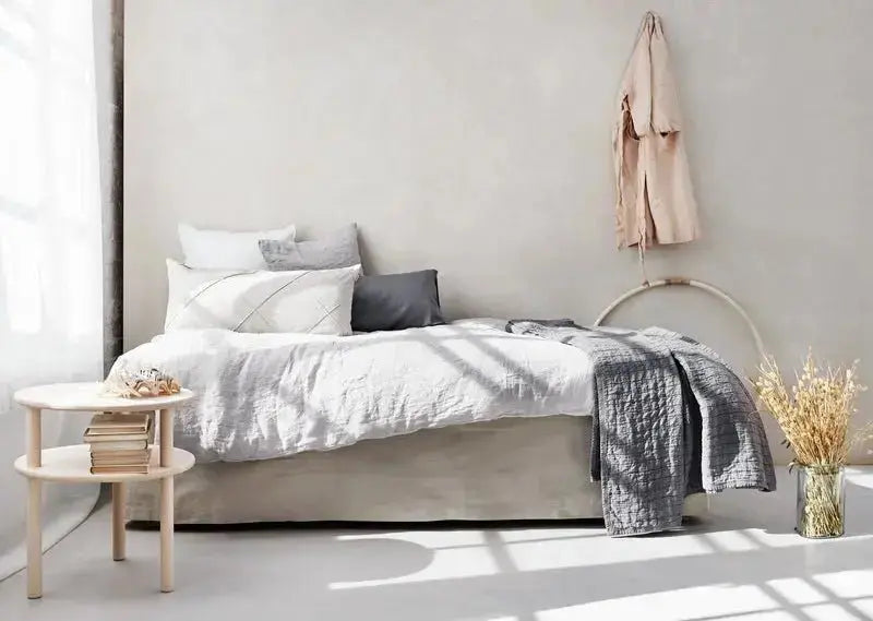 Matri Aava päiväpeitto 260x260 tummanharmaa - Laatukaluste