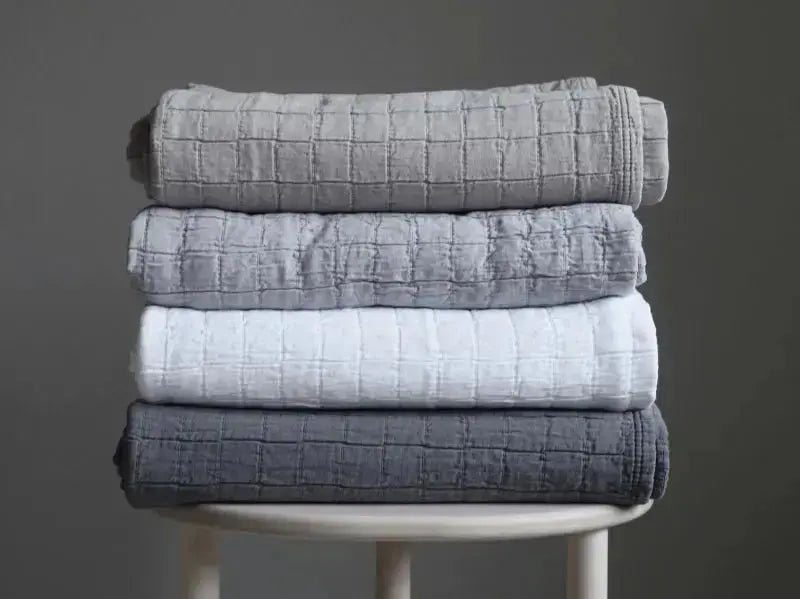 Matri Aava päiväpeitto 260x260 tummanharmaa - Laatukaluste