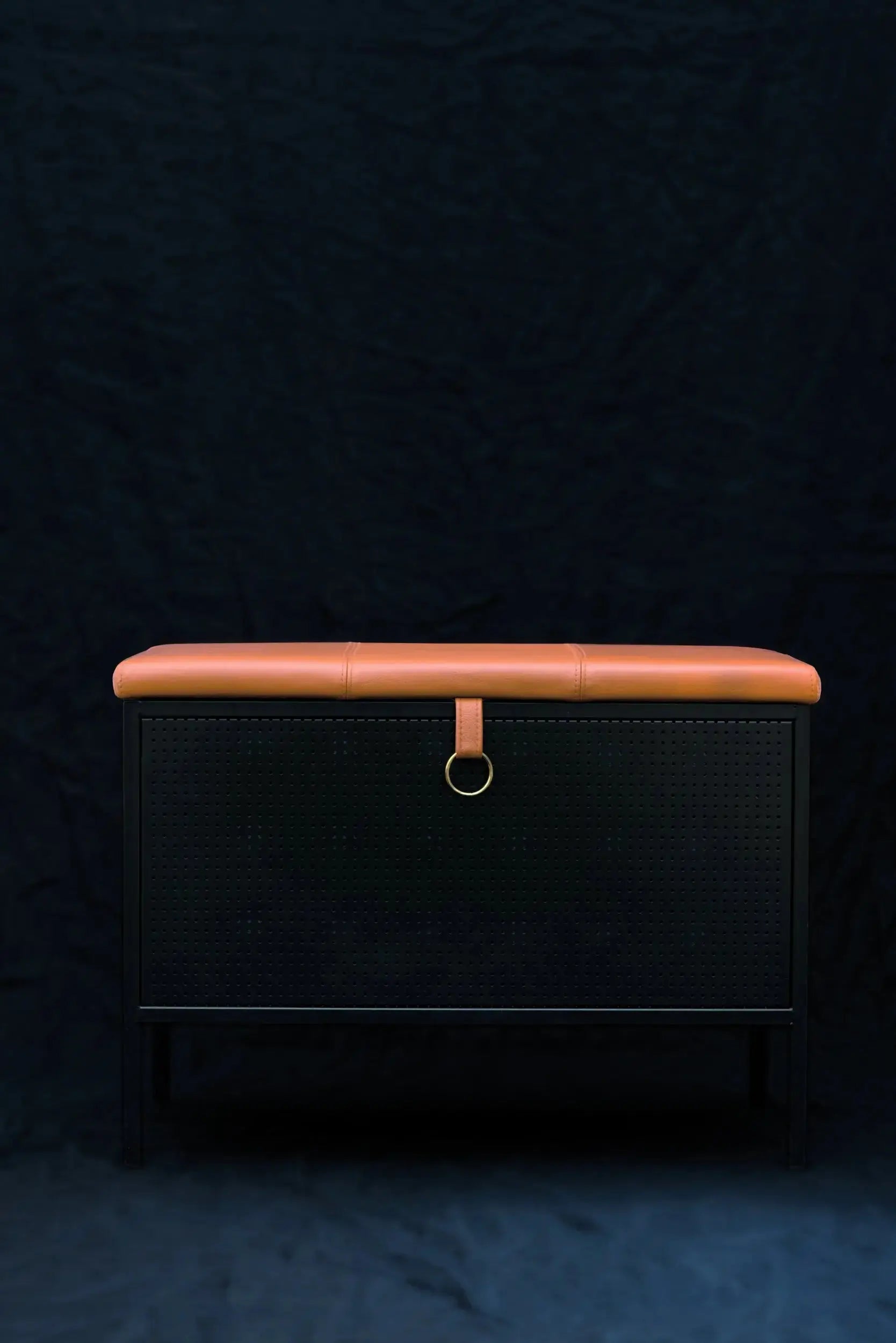 Maze Frank säilytyspenkki musta/konjakki Maze