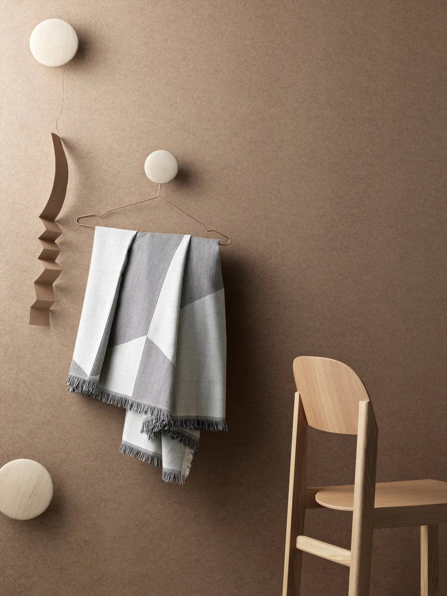 Muuto Dots ripustin 5 kpl tammi - Laatukaluste