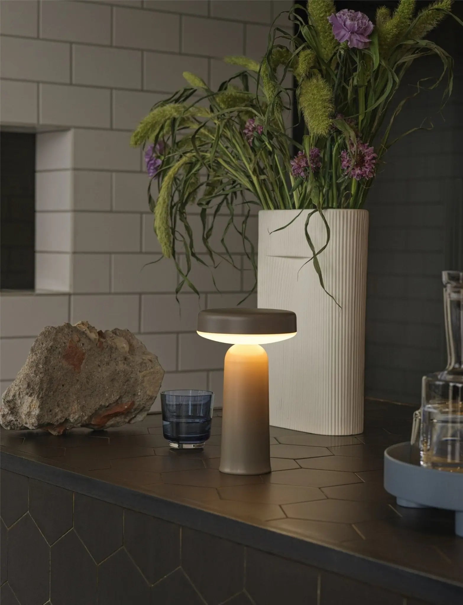 Muuto Ease Portable pöytävalaisin taupe - Laatukaluste