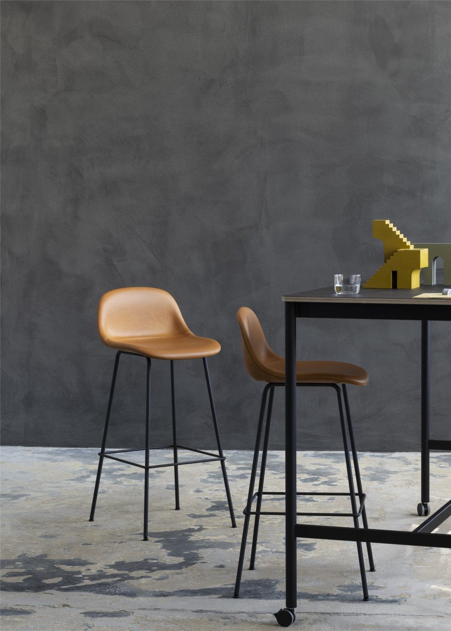 Muuto Fiber baarituoli selkänojalla, teräsjalat, konjakki/musta - Laatukaluste