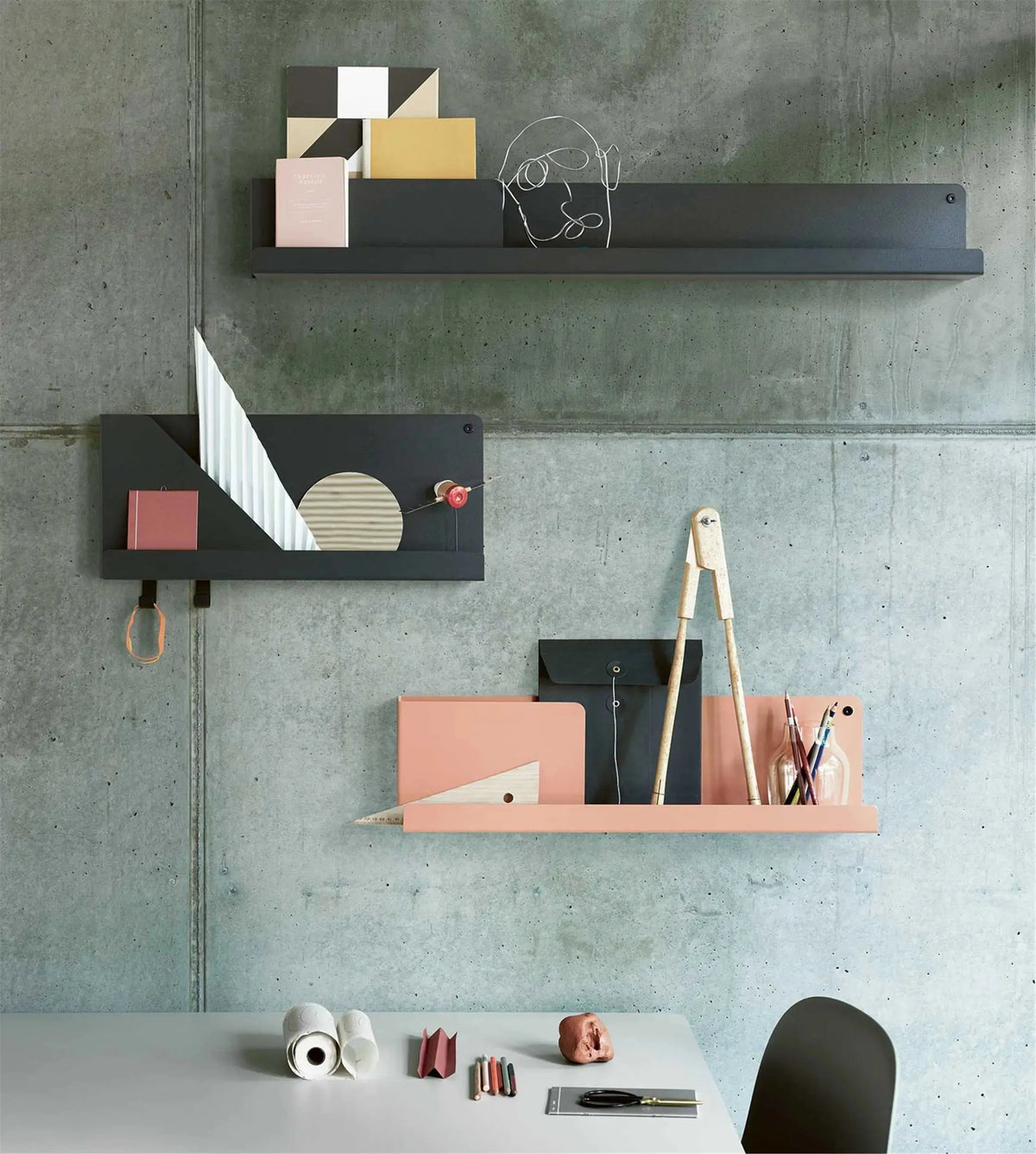 Muuto Folded hylly L harmaa Muuto